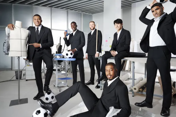 صمّم «كيم جونز» مجموعة  حصرية لفريق باريس سان جيرمان لموسم 2023 - 2024 تغلب عليها التدرّجات اللونية السوداء والزرقاء والرمادية (ديور بريس)