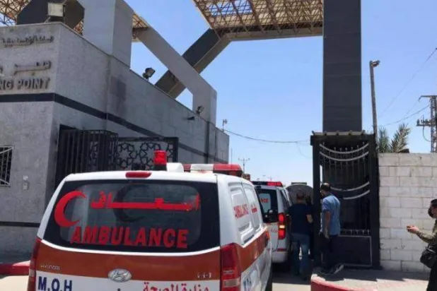 ایک ایمبولینس رفح کراسنگ سے العریش ہسپتال کی طرف جاتے ہوئے (نیشنل میڈیا اتھارٹی)