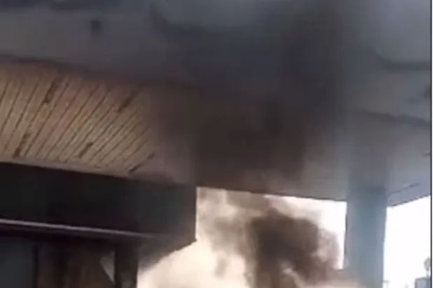 لقطة من فيديو لإطارات مشتعلة أمام مركز البعث في السويداء