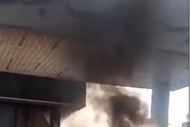 Süveyde’de protestocular Baas Partisi’ne ait binanın önünü yeniden kapattı