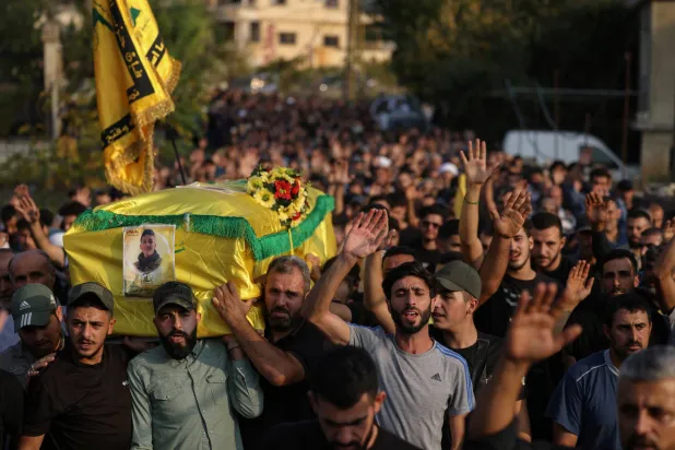 تشييع مقاتل من «حزب الله» سقط في المعارك الدائرة في جنوب لبنان (رويترز)