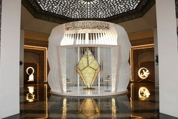 المعرض أصبح وجهة للراغبين في التعمّق بتفاصيل السيرة النبوية (الشرق الأوسط)