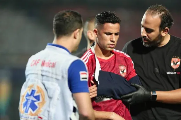 لحظة خروج لاعب «الأهلي» المصري رضا سليم متأثراً بإصابته (الشرق الأوسط)