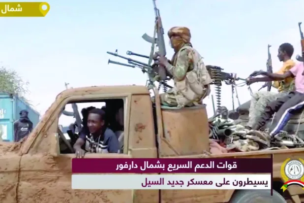 شمالی دارفور ریاست میں "ریپڈ سپورٹ" فورسز کے عناصر کے ویڈیو کلپ سے لی گئی ایک تصویر