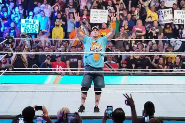 يستعد مشجعو «دبليو دبليو إي» لقضاء أمسية مذهلة في العاصمة الرياض (الشرق الأوسط)