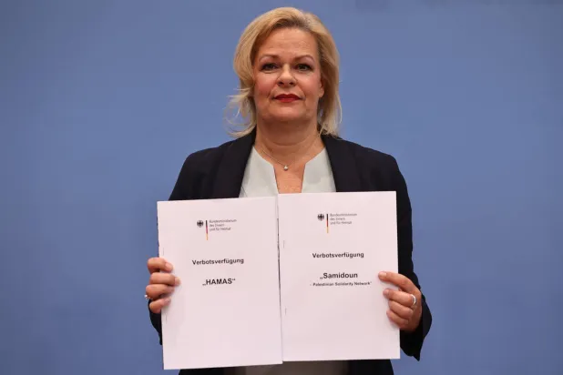 نانسی فایسر وزیر کشور آلمان قانون ممنوعیت فعالیت «حماس» را حمل می کند (آژانس عکس اروپا)