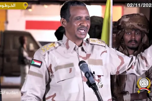 صورة من مقطع فيديو لقائد قوات «الدعم السريع» محمد حمدان دقلو متحدثاً لقواته الخميس (إكس)