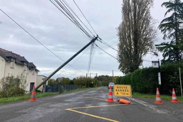 طريق مغلق في سان سولبيس لا فوريه بالقرب من رين في غرب فرنسا (أ.ف.ب)
