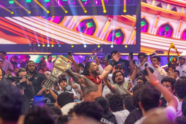 الجماهير تزف بطل المصارعة عقب فوزه (موسم الرياض)