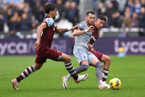 هاريسون (وسط) رحل عن أكاديمية يونايتد وبدأ مسيرته في نيويورك بعد نصيحة جيدة من والدته (رويترز)