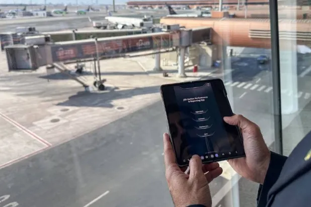 تطبيق طوّرته موظفة في «الخطوط السعودية» لتسهيل جمع البيانات وعرضها لتجاوز الأخطاء والتأخير في الرحلات (الشرق الأوسط)