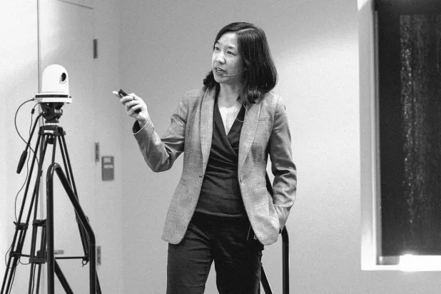  لينسي مار في محاضرة عن انتشار الفيروسات المحمولة جوا