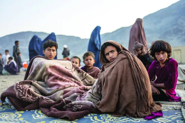 پفتہ کے روز پاک افغان سرحد عبور کرنے کے بعد طورخم کے ایک کیمپ میں افغان مہاجرین (اے پی)