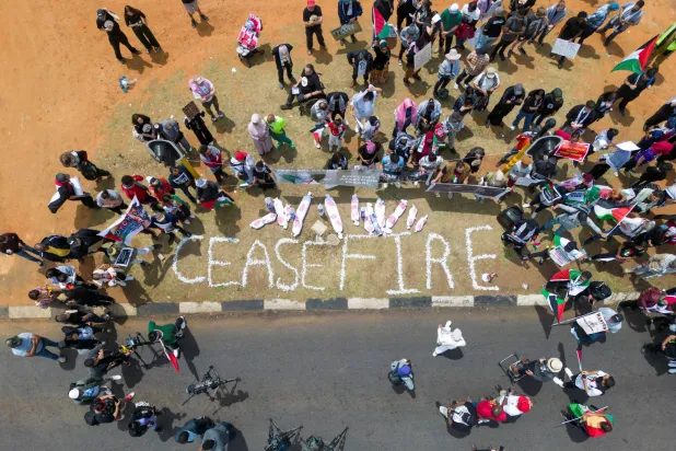 متظاهرون في جوهانسبرغ أول من أمس يطالبون بوقف الحرب على غزة (رويترز)