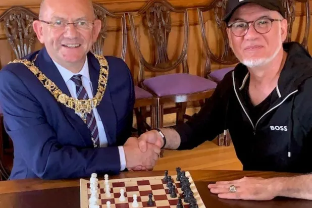 شاهين (يمين) مع عمدة مدينة إدنبره (الشرق الأوسط)