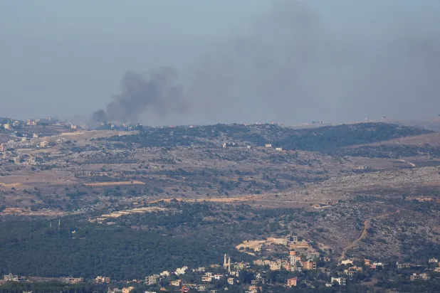 دخان يتصاعد في الجهة اللبنانية من الحدود مع إسرائيل جراء قصف إسرائيلي في 5 نوفمبر 2023 (رويترز)