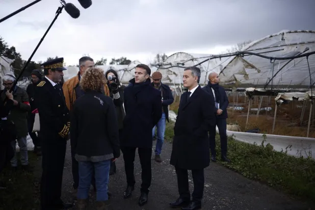 Fransa Cumhurbaşkanı, 3 Kasım’da kasırga maruz kalan batı bölgelerine inceleme ziyaretinde bulundu (AFP)