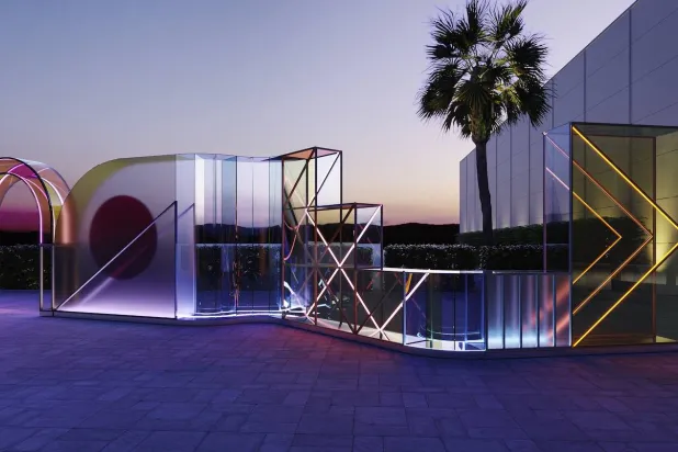 أحد الأعمال التركيبية المعروضة القائمة على لعبة الضوء (أسبوع دبي للتصميم)