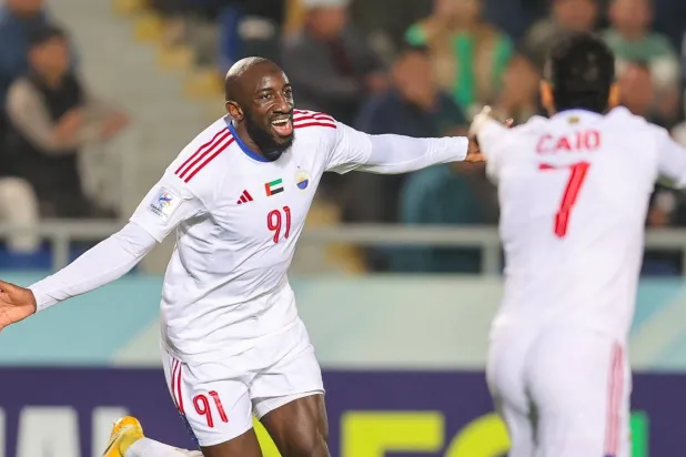 موسى ماريغا لاعب الشارقة الإماراتي محتفلا بهدفه في مرمى ناساف الأوزبكي (نادي الشارقة)