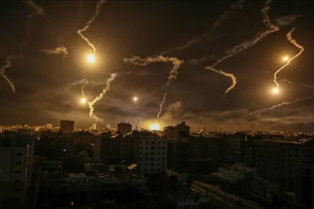 اسرائیل تحریک "حماس" کے حملوں کے جواب میں غزہ کی پٹی پر بمباری جاری رکھے ہوئے ہے (اے پی)