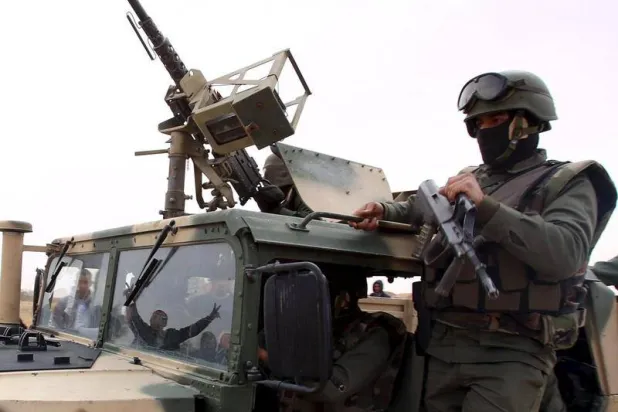 جنود يقومون بدورية خلال عملية عسكرية للقضاء على مسلحين في تونس (أرشيفية-رويترز)