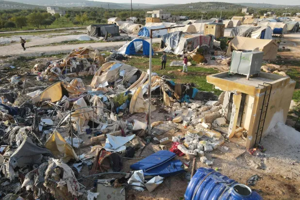 دمار خلّفته غارة جوية روسية على مخيم للنازحين بقرية الحمامة بريف إدلب الغربي في أكتوبر الماضي (أ.ف.ب)
