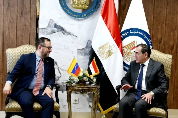 وزير البترول المصري طارق الملا خلال لقائه وزير الخارجية الفنزويلي، إيفان خيل بينتو في القاهرة (الشرق الأوسط)