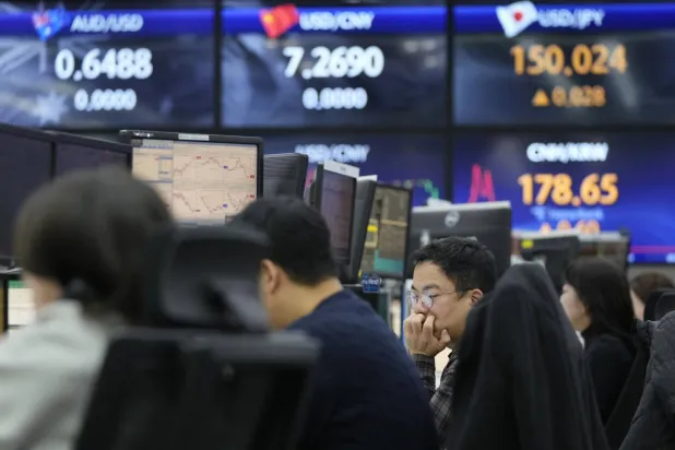 متداولون في بورصة العاصمة الكورية الجنوبية سيول يتابعون حركة الأسهم والعملات على المؤشرات (أ.ب)