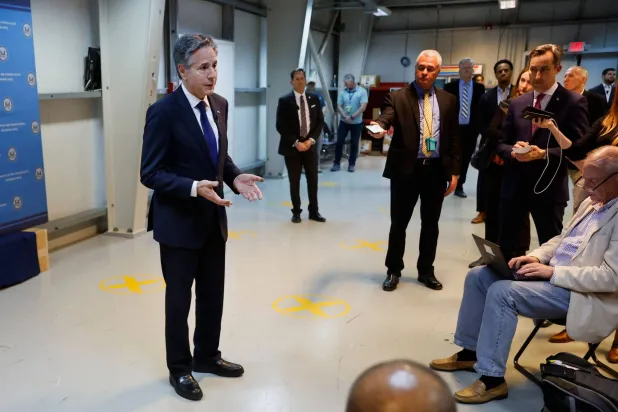 بلينكن يتحدث للصحافيين بعد لقائه رئيس الوزراء العراقي في بغداد الأحد (أ.ف.ب)