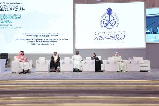 عدد من المشاركين في جلسة «مكانة المرأة وحقوقها في الإسلام» وهي أولى جلسات اليوم الثاني لمؤتمر المرأة في جدة (واس)