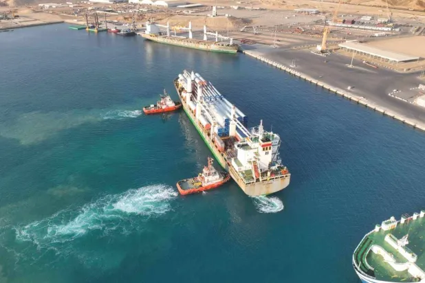 جانب من عملية وصول توربينات طاقة الرياح إلى «ميناء نيوم» (الشرق الأوسط)