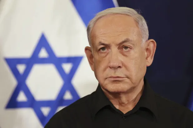 İsrail Başbakanı Binyamin Netanyahu, Savunma Bakanı Yoav Gallant ve Ulusal Birlik Partisi Lideri Benny Gantz ile Tel Aviv, İsrail'deki Kirya askeri üssünde, Cumartesi 28 Ekim 2023 tarihinde bir basın toplantısı sırasında (AP).