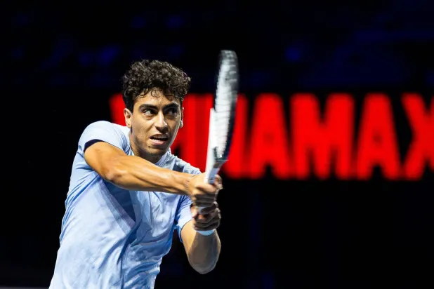 الأردني عبد الله شلباية خلال مواجهته الفرنسي غاستون في دورة ميتز لكرة المضرب (الشرق الأوسط)