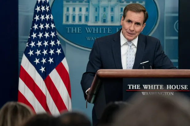 امریکی قومی سلامتی کونسل کے کوآرڈینیٹر جان کربی امریکی دارالحکومت واشنگٹن میں وائٹ ہاؤس میں ایک پریس کانفرنس کے دوران سوالات کے جوابات دیتے ہوئے، نومبر 7، 2023 (ای پی اے)