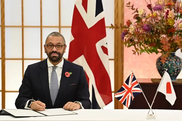 وزير الخارجية البريطاني جيمس كليفرلي في طوكيو (د.ب.أ)