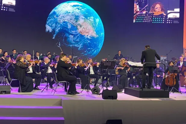 Artistic paintings and singing performances impressed the forum’s guests (Asharq Al-Awsat)