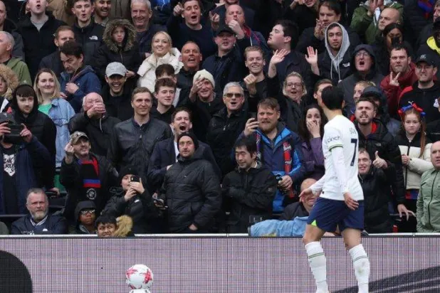 قائد توتنهام الكوري سون هيونغ مين تعرض لإساءة من قِبل مشجعي نادي كريستال بالاس (غيتي)