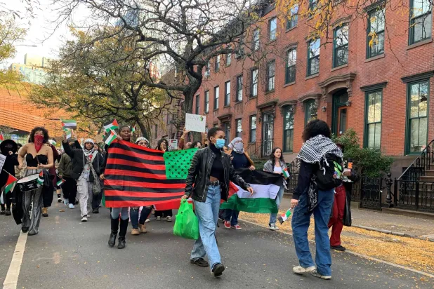 متظاهرون في مسيرة «من فلسطين إلى أفريقيا - التحرير الفلسطيني هو تحرير السود» بنيويورك في 5 نوفمبر 2023 (أ.ف.ب)
