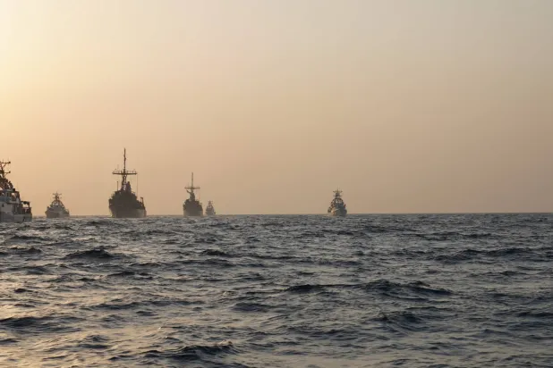 سفن حربية تابعة لقوات القيادة المركزية الأميركية في خليج عمان الجمعة الماضي (سنتكوم)