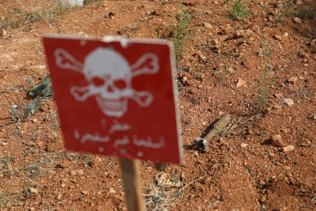 يضع الدفاع المدني السوري بشمال غرب سوريا علامة الخطر للتحذير من الذخائر غير المنفجرة (الشرق الأوسط)
