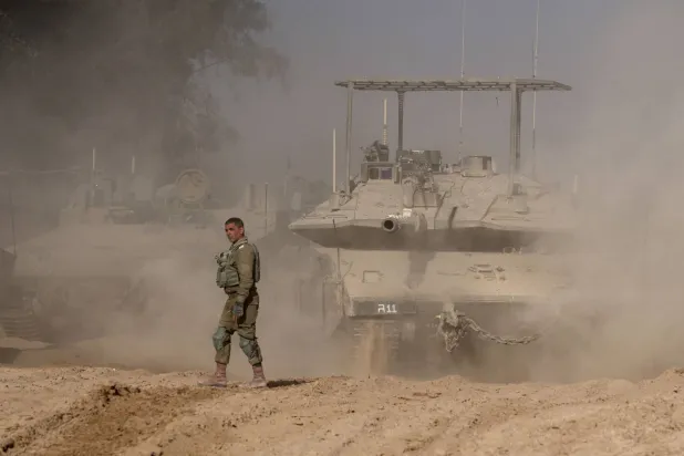 قوات إسرائيلية بالقرب من السياج الحدودي بين إسرائيل وقطاع غزة في 8 نوفمبر 2023 (أ.ف.ب)