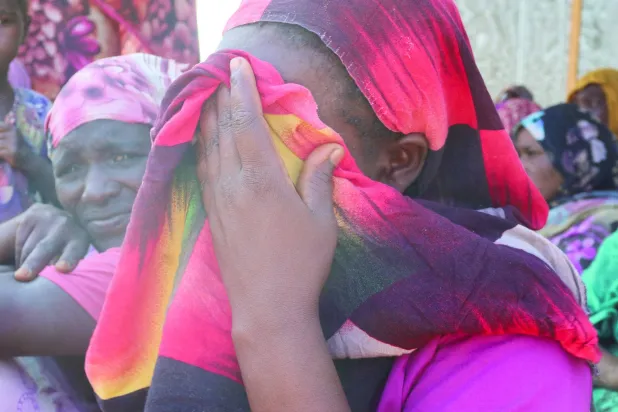 مغربی دارفر کے شہر الجنینہ کی خواتین اپنے رشتہ داروں کی موت کی خبر پر رو رہی ہیں (رائٹرز)