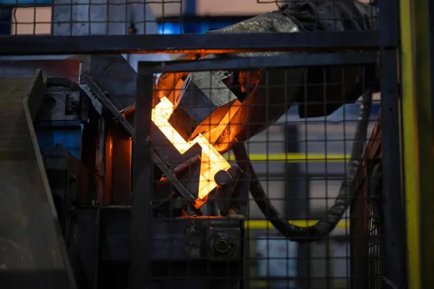 روبوت يسحق رجلاً حتى الموت