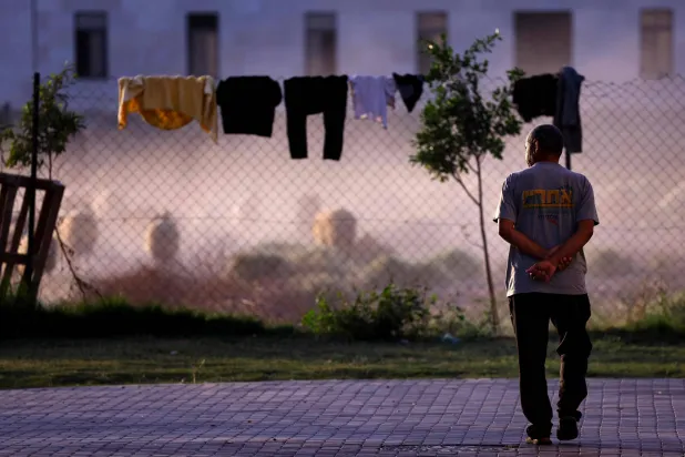 عامل فلسطيني من قطاع غزة في أريحا بالضفة الغربية حيث لجأ وزملاؤه بعد طردهم من إسرائيل (أ.ف.ب)