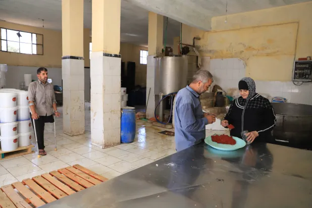 تعمل جميلة 10 ساعات في اليوم لإعالة نفسها وعائلتها (الشرق الأوسط)