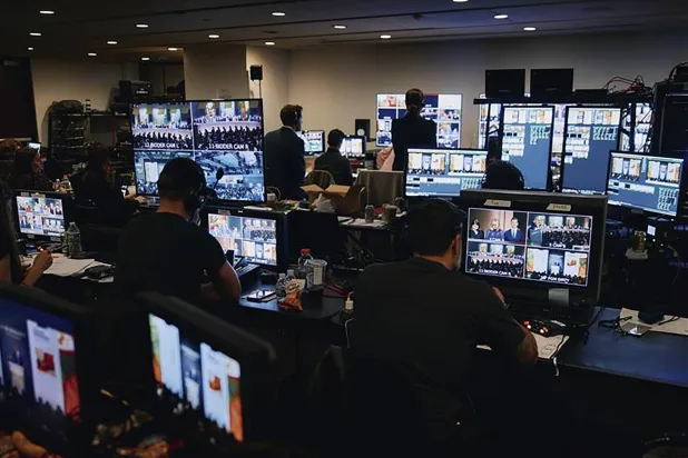 بدء التجهيزات بغرفة التحكم في «كريستيز» للعمل خلال ليالي المزادات (كريستيز)