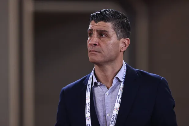 بيدرو إيمانويل مدرب فريق الخليج (تصوير: عيسى الدبيسي)