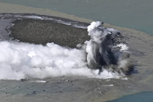 لقطة جوية تُظهر البخار المتصاعد من المياه قبالة جزيرة إيوتو ببلدة أوغاساوارا في المحيط الهادئ جنوب طوكيو (أ.ب)