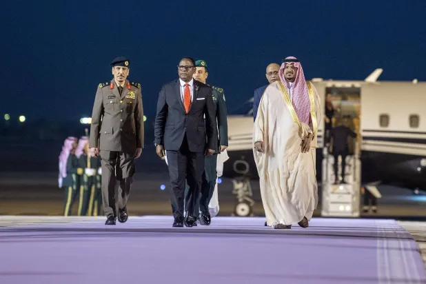 ملاوی کے صدر کے سعودی افریقی سربراہی اجلاس میں شرکت کے لیے ریاض پہنچے پر ریاض کے نائب امیر نے ان کا استقبال کیا (واس)