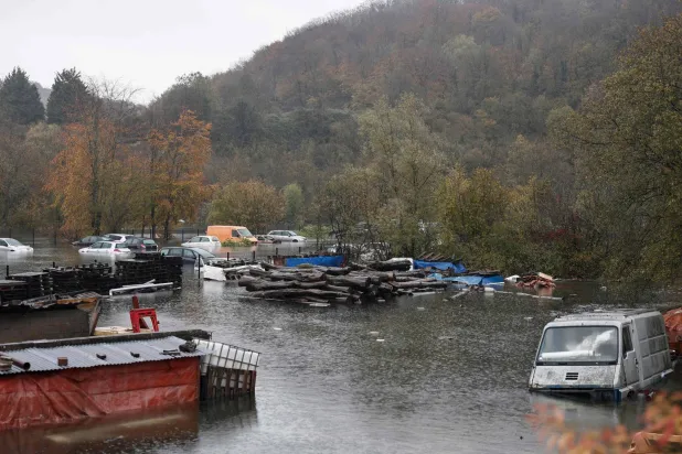 تظهر هذه الصورة التي تم التقاطها في 10 نوفمبر 2023 مركبات عالقة في منطقة غمرتها الفيضانات في بلدة لونغفوس شمال فرنسا (أ.ف.ب)